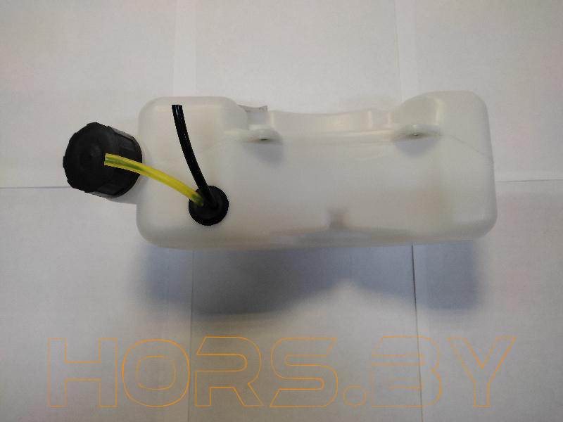 Бак топливный для бензотриммера с центральной горловиной в сборе